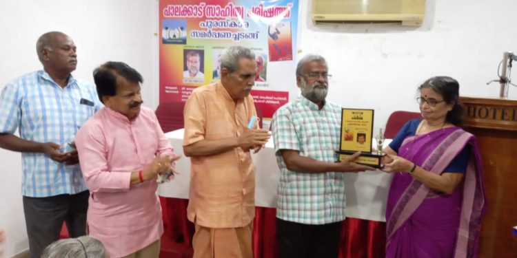 പാലക്കാട് സാഹിത്യ പരിഷത്തിന്റെ പുരസ്കാരം ജോർജ് ദാസിന് സമ്മാനിച്ചു.