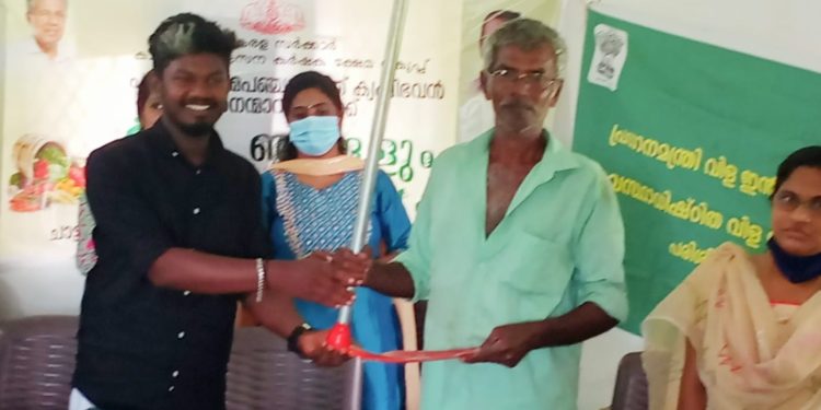 കൈക്കോട്ട് വിതരണം ചെയ്തു.