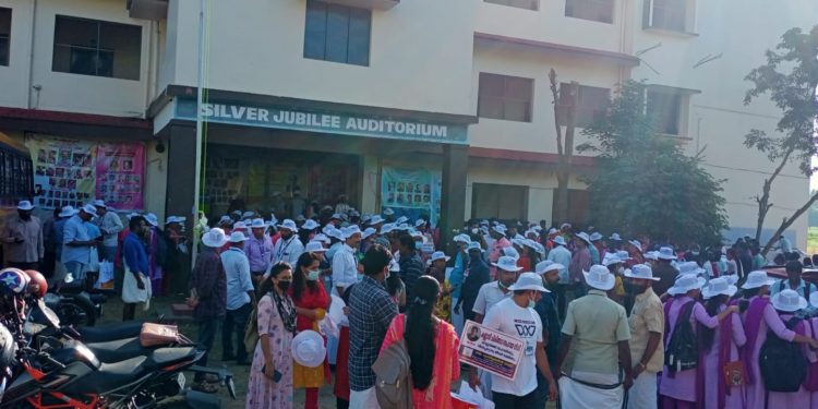 കണ്ണാടി വിപ്ലവം എന്ന പേരിൽ അനിഷക്കുവേണ്ടി ധനസമാഹരണം നടത്തുന്നു.