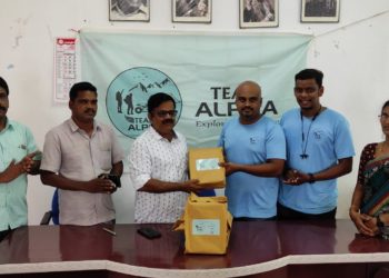 ടീം ആൽഫ  നോട്ടുബുക്കുകൾ വിതരണം ചെയ്തു  