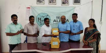 ടീം ആൽഫ  നോട്ടുബുക്കുകൾ വിതരണം ചെയ്തു  