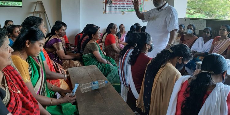 ഖാദി തൊഴിലാളികളുടെ വേതനം വർദ്ധിപ്പിക്കണം.