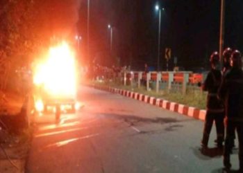 റിപ്പയർ ചെയ്തു കൊണ്ടിരിക്കെ കാർ തീ പിടിച്ച് പൂർണമായും കത്തിനശിച്ചു.