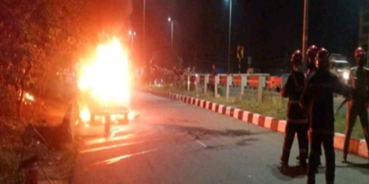 റിപ്പയർ ചെയ്തു കൊണ്ടിരിക്കെ കാർ തീ പിടിച്ച് പൂർണമായും കത്തിനശിച്ചു.