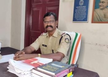 പോലീസുകാർക്കിടയിലെ കലാകാരനും കലാകാരന്മാർക്കിടയിലെ പോലീസ് ഉദ്യോഗസ്ഥനും 