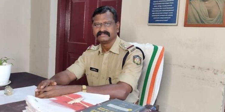 പോലീസുകാർക്കിടയിലെ കലാകാരനും കലാകാരന്മാർക്കിടയിലെ പോലീസ് ഉദ്യോഗസ്ഥനും 