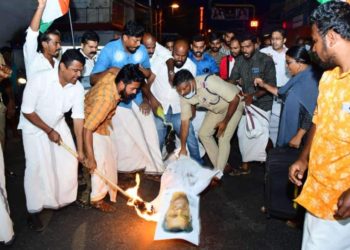 യൂത്ത് കോൺഗ്രസ് മുഖ്യമന്ത്രിയുടെ കോലം കത്തിച്ചു