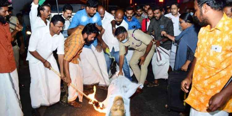 യൂത്ത് കോൺഗ്രസ് മുഖ്യമന്ത്രിയുടെ കോലം കത്തിച്ചു