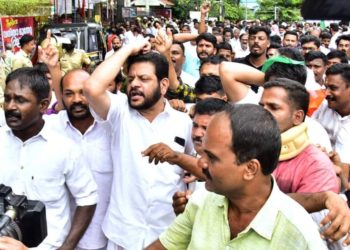 കോൺഗ്രസ്  കളക്ട്രേറ്റ് മാർച്ച് നടത്തി