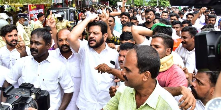 കോൺഗ്രസ്  കളക്ട്രേറ്റ് മാർച്ച് നടത്തി