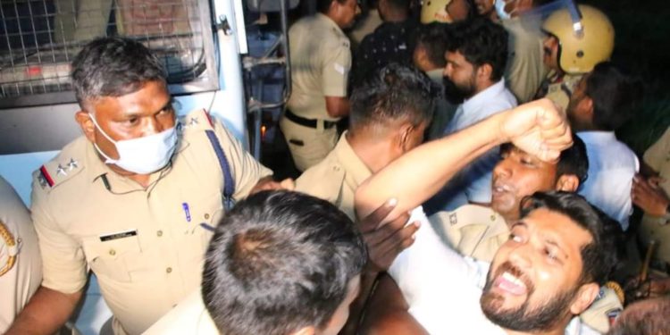 രാഹുൽ ഗാന്ധി എം.പി ഓഫീസിനുനേരെ അക്രമത്തിൽ പ്രതിഷേധം