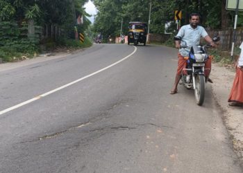 റബ്ബറൈസ്ഡ് റോഡിന്റെ തകർച്ച യാത്രക്കാർക്ക് ഭീഷണി യാവുന്നു.
