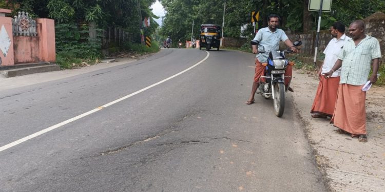 റബ്ബറൈസ്ഡ് റോഡിന്റെ തകർച്ച യാത്രക്കാർക്ക് ഭീഷണി യാവുന്നു.