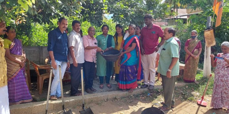 വ്യാപാരി വ്യവസായി ഏകോപന സമിതി തൊഴിലുറപ്പ് തൊഴിലാളികൾക്ക്  തൊഴിലുപകരണങ്ങൾ നൽകി