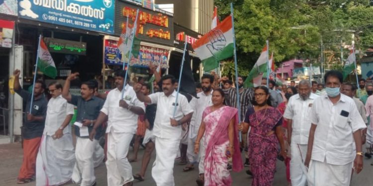 നെന്മാറയിൽ കോൺഗ്രസ് കരിദിനവും പ്രതിഷേധ പ്രകടനവും നടത്തി