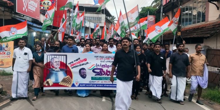 മുഖ്യമന്ത്രി രാജിവക്കണമെന്നാവശ്യപ്പെട്ടുകൊണ്ടും, നെന്മാറ എം എൽ എ  മാപ്പു പറയണമെന്നും ആവശ്യപ്പെട്ടുകൊണ്ടും  കോൺഗ്രസ് നെന്മാറ ടൗണിൽ പ്രതിഷേധമാർച്ച്  നടത്തി.