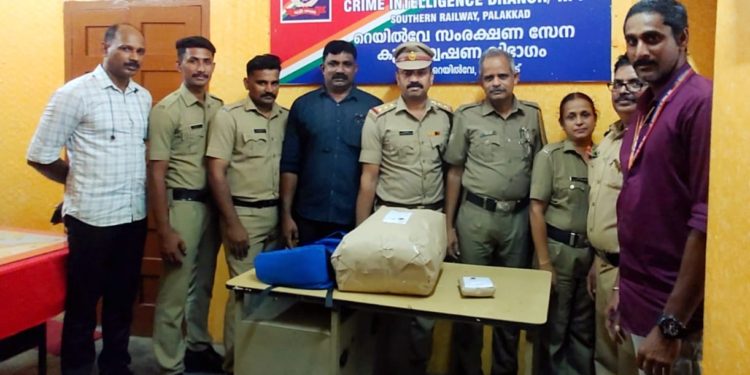 പാലക്കാട്. ട്രെയിനിൽ നിന്ന് 8.2 കിലോഗ്രാം കഞ്ചാവ് പിടികൂടി