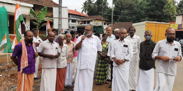 രാഹുൽ ഗാന്ധിക്കെതിരെ കള്ളക്കേസ്: മുണ്ടൂർ മണ്ഡലം കോൺഗ്രസ്സ് കമ്മിറ്റി ധർണ്ണ നടത്തി