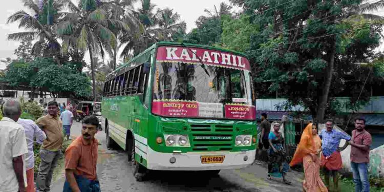 ബസ്സും ഇരുചക വാഹനവും കൂട്ടിയിടിച്ചു യുവാവു് മരിച്ചു.