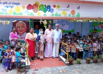 ഉച്ചഭക്ഷണപാത്രങ്ങൾ നൽകി