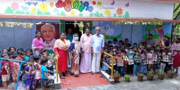 ഉച്ചഭക്ഷണപാത്രങ്ങൾ നൽകി