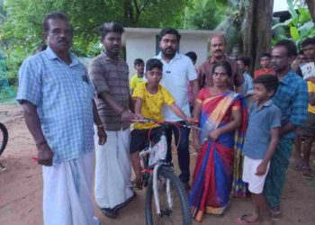 പല്ലാവൂർക്കാടിലെ വിദ്യാർത്ഥികൾക്ക് സൈക്കിൾ വിതരണം ചെയ്തു.