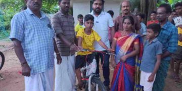 പല്ലാവൂർക്കാടിലെ വിദ്യാർത്ഥികൾക്ക് സൈക്കിൾ വിതരണം ചെയ്തു.