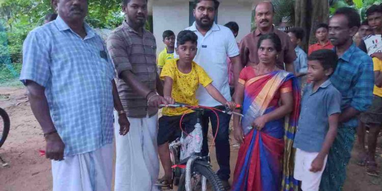 പല്ലാവൂർക്കാടിലെ വിദ്യാർത്ഥികൾക്ക് സൈക്കിൾ വിതരണം ചെയ്തു.