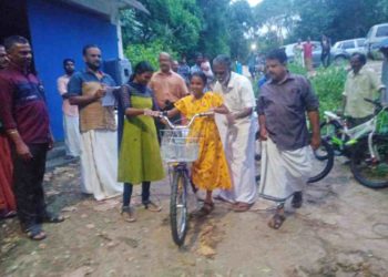 വിദ്യാർത്ഥികൾക്ക് സൈക്കിൾ വിതരണം ചെയ്തു.