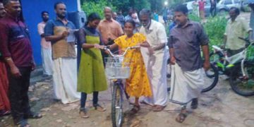 വിദ്യാർത്ഥികൾക്ക് സൈക്കിൾ വിതരണം ചെയ്തു.