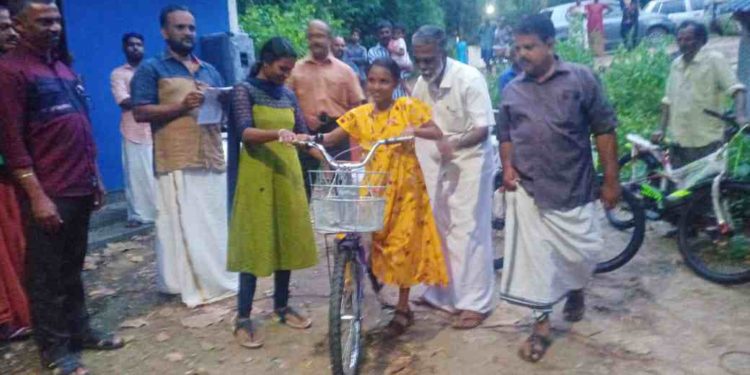 വിദ്യാർത്ഥികൾക്ക് സൈക്കിൾ വിതരണം ചെയ്തു.