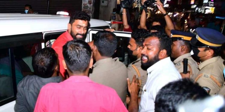 പിണറായിയുടെ രാജി ആവശ്യപ്പെട്ട്  യുവമോർച്ച മാർച്ചിൽ സംഘർഷം