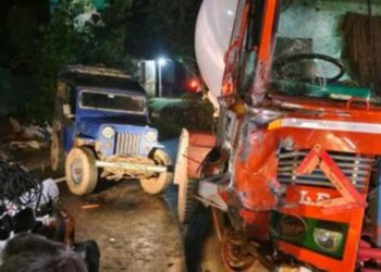 പാലക്കാട്-കോഴിക്കോട് ദേശീയപാതയിൽ ടാങ്കർ ലോറിയും പിക്കപ്പ് വാനും തമ്മിൽ കൂട്ടിയിടിച്ചു.