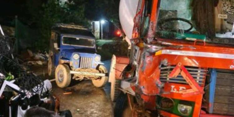 പാലക്കാട്-കോഴിക്കോട് ദേശീയപാതയിൽ ടാങ്കർ ലോറിയും പിക്കപ്പ് വാനും തമ്മിൽ കൂട്ടിയിടിച്ചു.