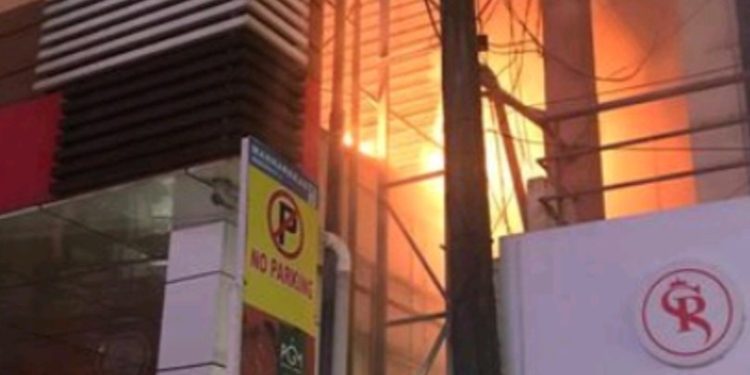 മണ്ണാർക്കാട്  തുണിക്കടയിൽ അഗ്നിബാധ.