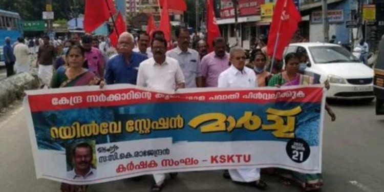 അഗ്നിപഥ് പദ്ധതിയ്ക്കെതിരെ റെയിൽവേ സ്റ്റേഷനിലേക്ക് മാർച്ച് നടത്തി