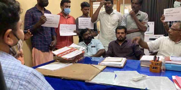 പേ നായ ആക്രമണം, നടപടി ആവശ്യപെട്ട് യൂത്ത്കോൺഗ്രസ്സ് നഗരസഭ സെക്രട്ടറിയെ ഉപരോധിച്ചു.