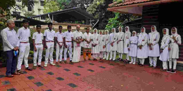 ഡോക്ടേഴ്സ് ദിനത്തിൽ മണ്ണാർക്കാട്ടെ ജനകീയ ഡോക്ടറെ ആദരിച് ഇർഷാദ് സ്കൂൾ വിദ്യാർത്ഥികൾ