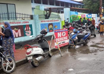 നോപാർക്കിങ്ങ് ബോർഡ് നോക്കുകുത്തി.