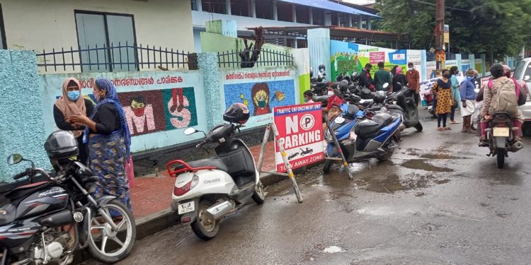 നോപാർക്കിങ്ങ് ബോർഡ് നോക്കുകുത്തി.