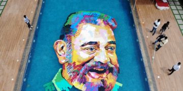 വെള്ളത്തിന് മുകളിൽ അൻപതടി വലുപ്പമുള്ള കമലഹാസൻ ചിത്രം