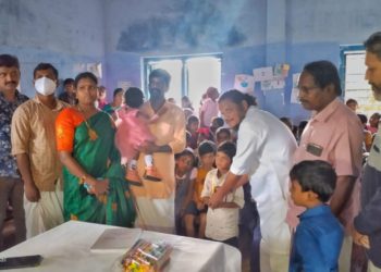 അനിയത്തി കുട്ടിയുടെ ഒന്നാം പിറന്നാളിന് 800 വിത്തു പേനകൾ നൽകി ഒന്നാം ക്ലാസ്സുകാരൻ