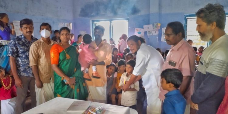 അനിയത്തി കുട്ടിയുടെ ഒന്നാം പിറന്നാളിന് 800 വിത്തു പേനകൾ നൽകി ഒന്നാം ക്ലാസ്സുകാരൻ