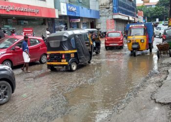 പൊട്ടിപൊളിഞ്ഞ റോഡുകൾ: തദ്ദേശ വകുപ്പ് മന്ത്രി ക്ക് പരാതി നൽകി.