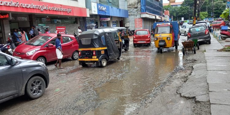 പൊട്ടിപൊളിഞ്ഞ റോഡുകൾ: തദ്ദേശ വകുപ്പ് മന്ത്രി ക്ക് പരാതി നൽകി.