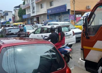 റോബിൻസൻ റോഡ് ഗതാഗതക്കുരുക്കിൽ