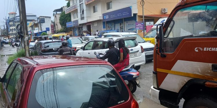 റോബിൻസൻ റോഡ് ഗതാഗതക്കുരുക്കിൽ