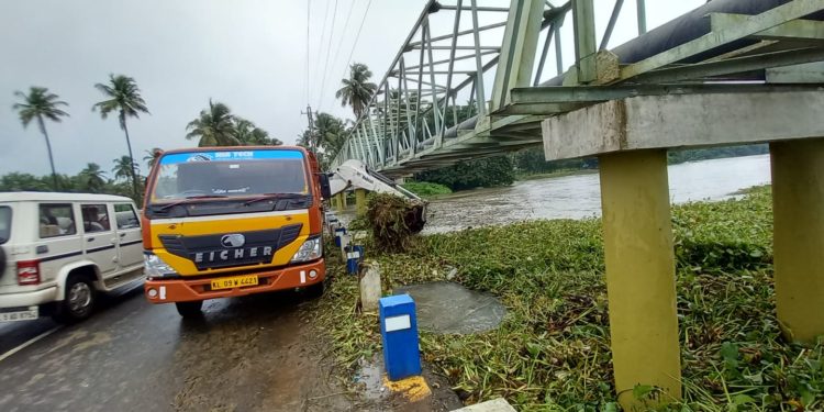 മൂക്കൈ പുഴയിലെ കുളവാഴകൾ നീക്കി തുടങ്ങി