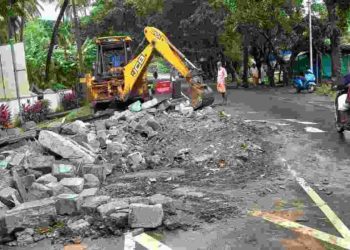 നോക്കു കുത്തിയായി നിന്നിരുന്ന ടോൾ ബൂത്ത് പൊളിച്ചു മാറ്റി.