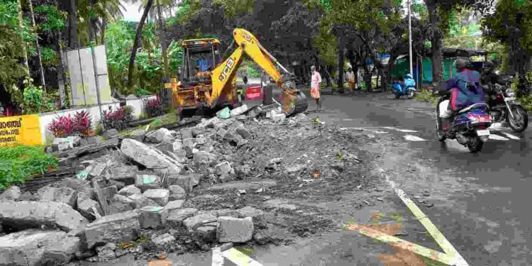 നോക്കു കുത്തിയായി നിന്നിരുന്ന ടോൾ ബൂത്ത് പൊളിച്ചു മാറ്റി.